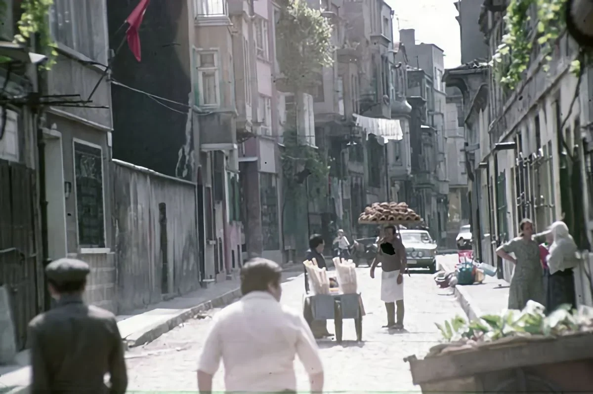 Bir fotoğraf karesinde dondurmacı, simitçi, nayloncu ve meyve satıcısı nişanca mollataşı cadd...webp