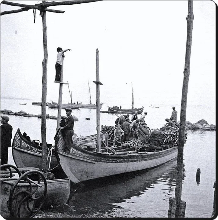Kumkapı - Ermeni Balıkçılar - 1952 ara güler 2.webp