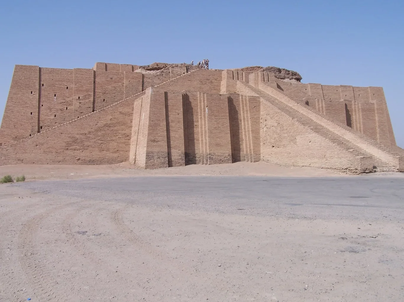 Ancient_ziggurat_at_Ali_Air_Base_Iraq_2005.webp