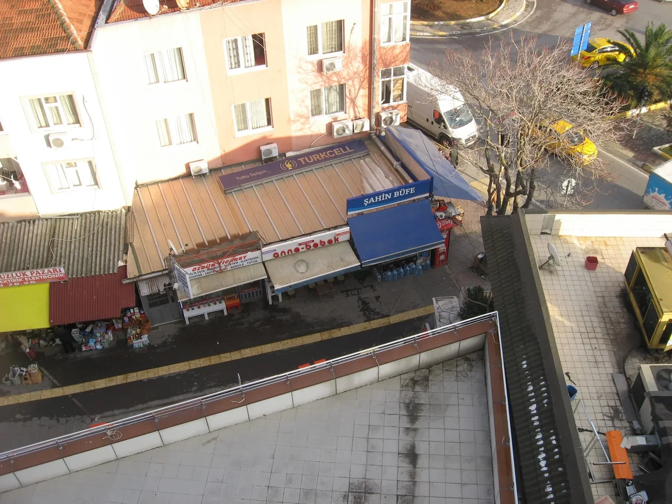 IMG_6127 pendik  istasyon hamamı yanındaki arayol happy center marketin önü.webp