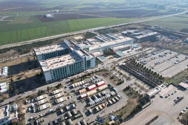 800x533-asrin-felaketinde-sismik-izolatorlu-sehir-hastaneleri-dimdik-ayakta-1676353839005