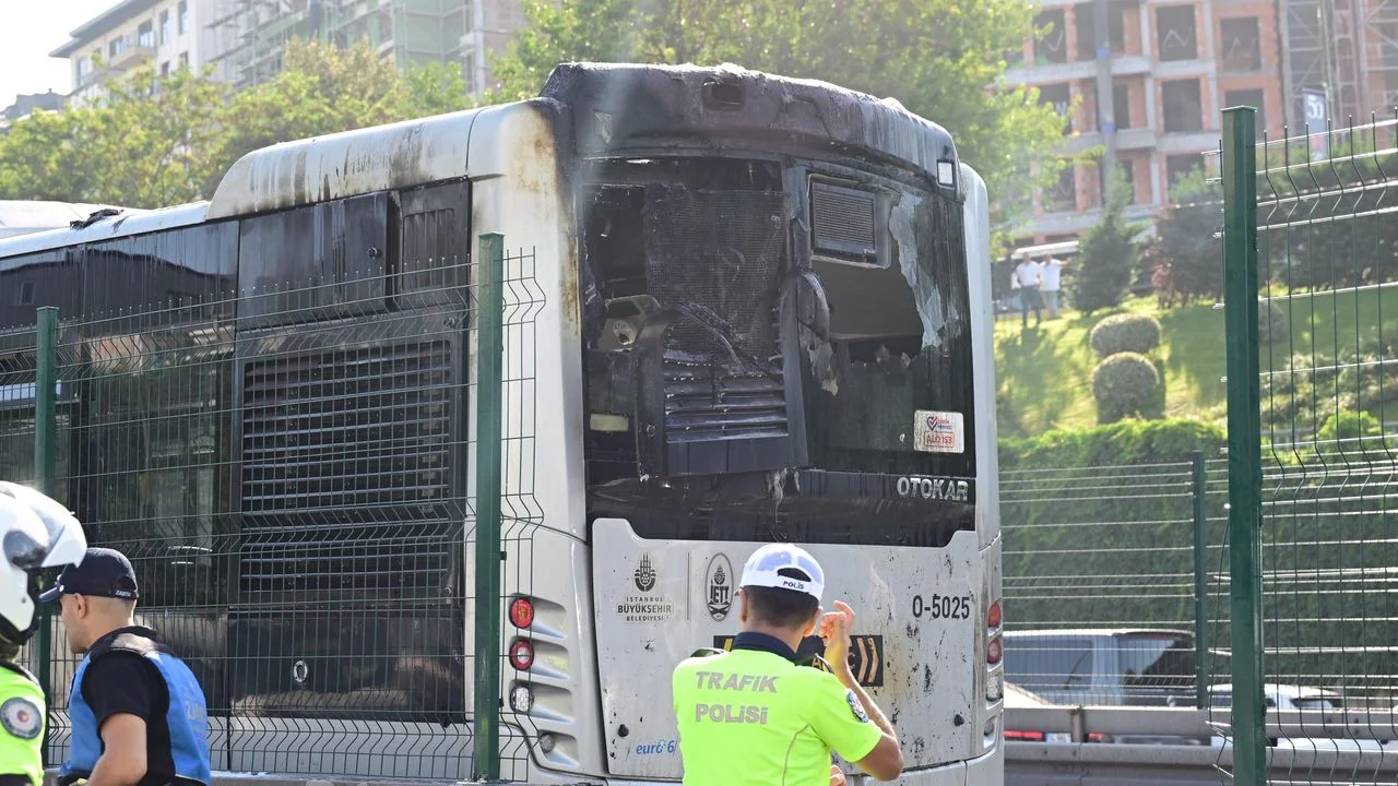 a-a-20240906-35576227-35576219-i-s-t-a-n-b-u-l-d-a-m-e-t-r-o-b-u-s-t-e-c-i-k-a-n-y-a-n-g-i-n-s-o-n-d-u-r-u-l-d-u