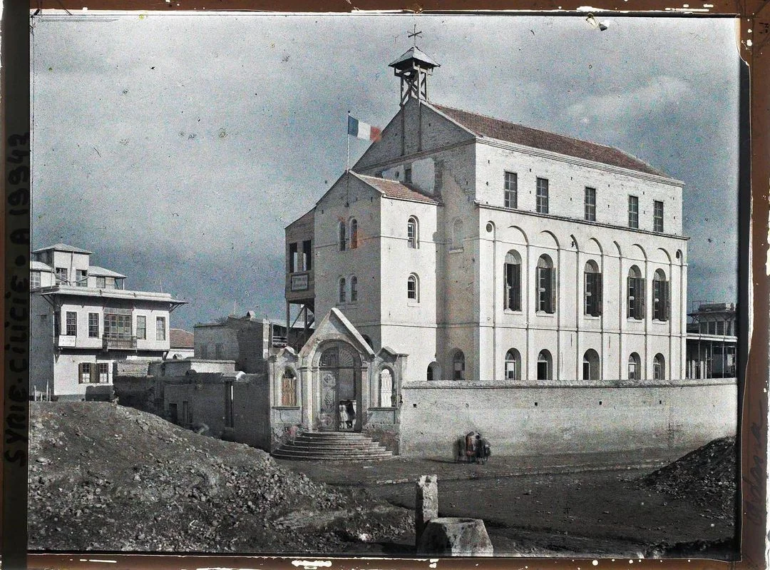 Adanada Ermeni Kilisesi .Şimdiki Postane Cad.genişlemesi sırasında 1966 yıllarında yıkılmıştır kurtuluş savaşından sonra o tarihe kadar İstiklal Mektebi olarak kullanılmıştır.Albert Kahn kolleksiyonu.İsmail Güneş paylaşımı