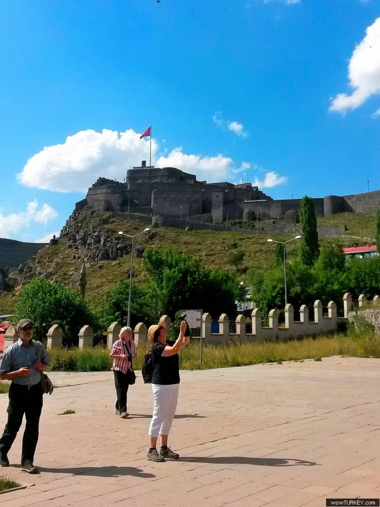 Ahmed_Akay_150031_Kars_kalesi_ve_turistler