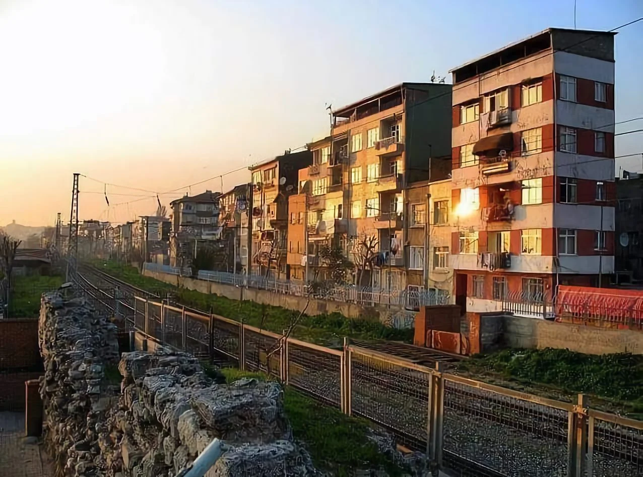 Akşam güneşi alişan sokak ve hat boyu...