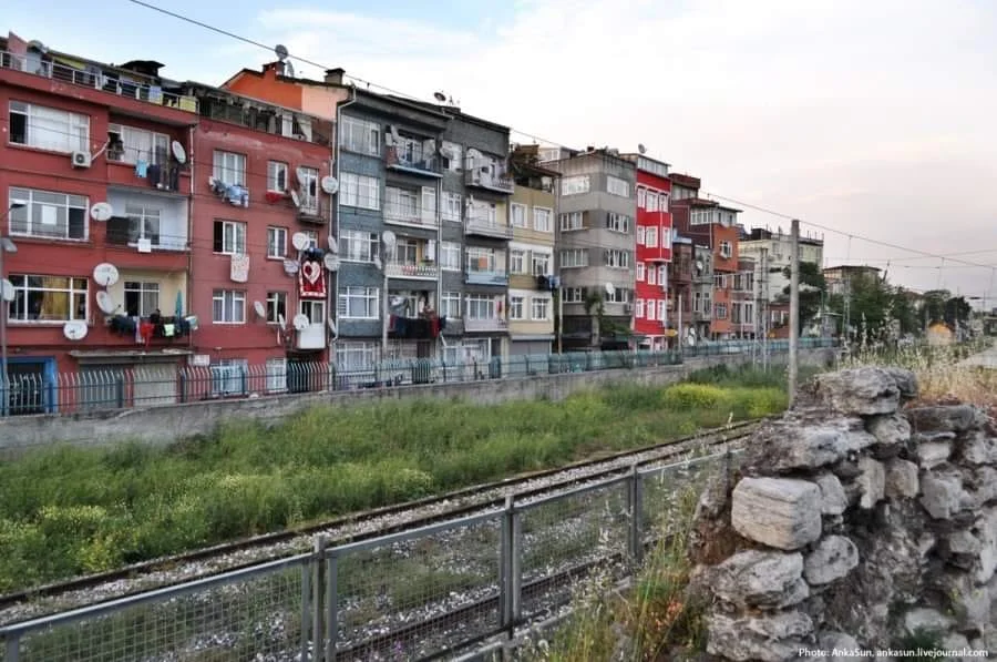 ALLİȘAN SOKAĞA SURLARDAN BAKIȘ..