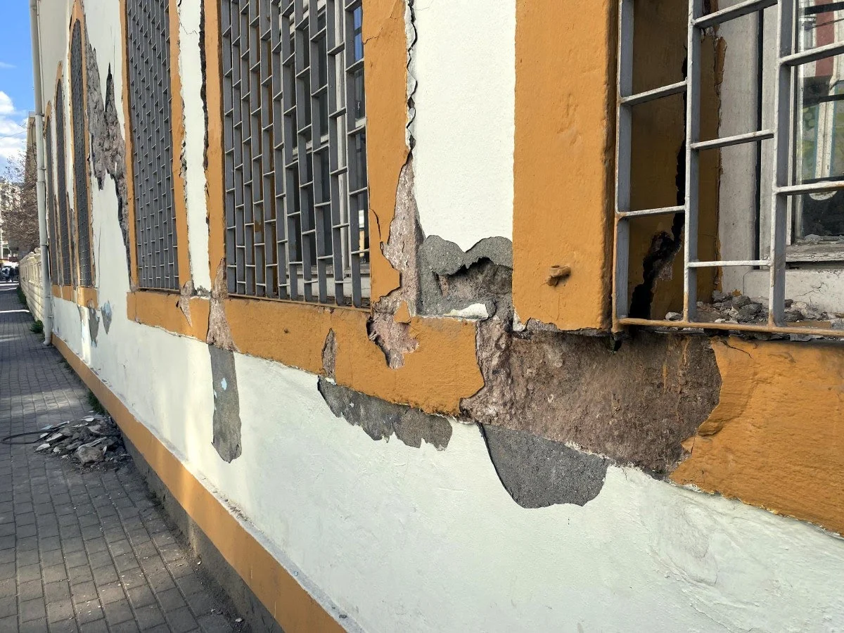 bahcelinin-mezun-oldugu-tarihi-okul-da-depremde-hasar-gordu-10_9c80b