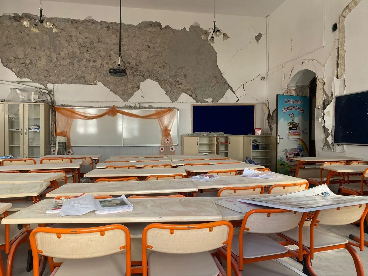 bahcelinin-mezun-oldugu-tarihi-okul-da-depremde-hasar-gordu-1_9c802