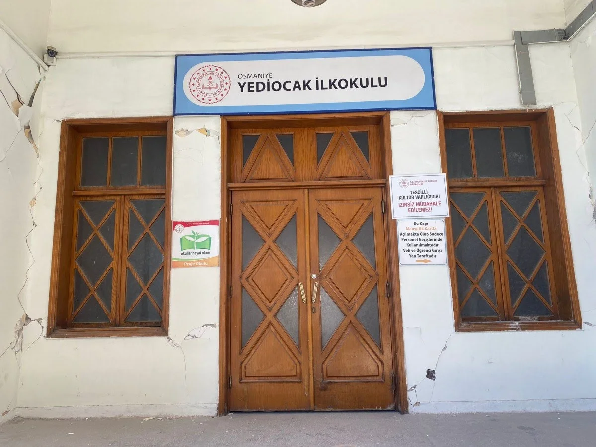 bahcelinin-mezun-oldugu-tarihi-okul-da-depremde-hasar-gordu-4_9c805