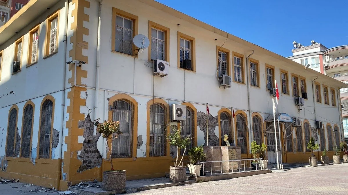 bahcelinin-mezun-oldugu-tarihi-okul-da-depremde-hasar-gordu-6_9c807