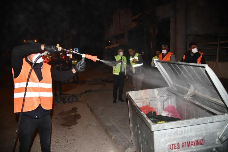 BAŞKAN-İBRAHİM-ÇENET-İLAÇLAMA-AMİRLİĞİ’NİN-GECE-ÇALIŞMASINA-KATILDI-2_800x533