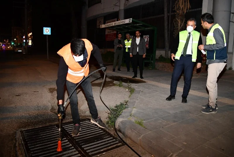 BAŞKAN-İBRAHİM-ÇENET-İLAÇLAMA-AMİRLİĞİ’NİN-GECE-ÇALIŞMASINA-KATILDI-3_800x538