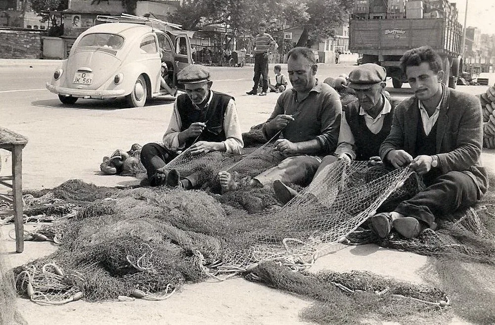 Bir zamanlar Kumkapı balıkçıları Kevork reis, Asım reis ve arkadaşları balık ağları tamir ederken.