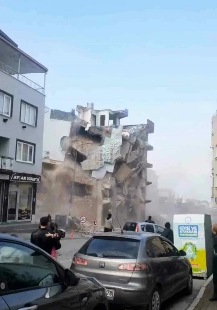 bursada_5_katli_apartman_boyle_yikildi_2.webp