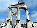 Ceremonial̙_gate_in_Uzuncaburç,_Turkey.webp