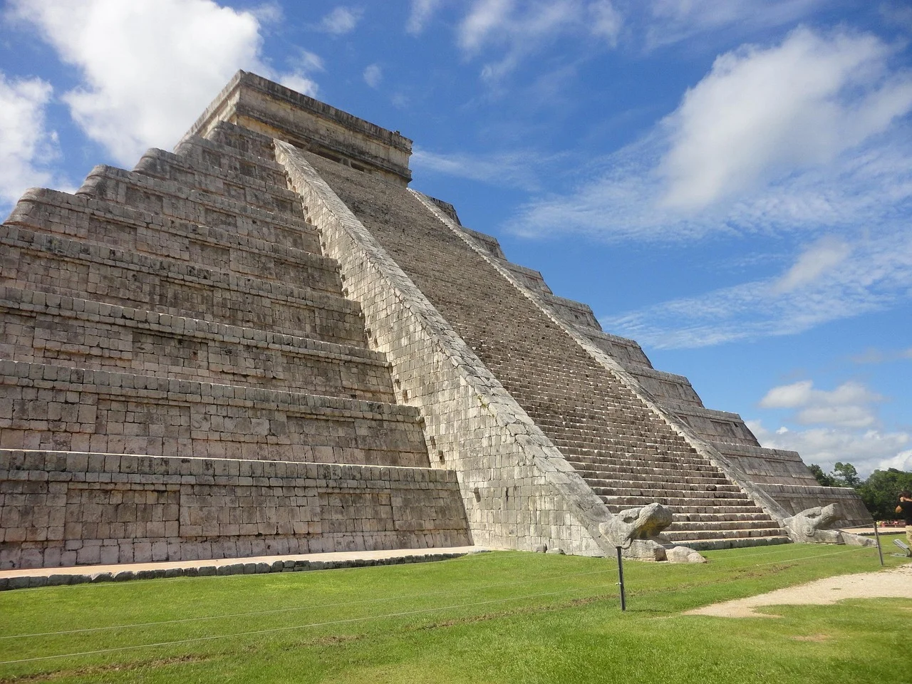 chichen-itza-2328945_1280.webp