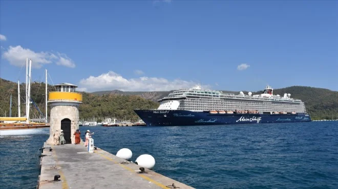 dev-kruvaziyer-gemisi-limana-yanasti-1198005