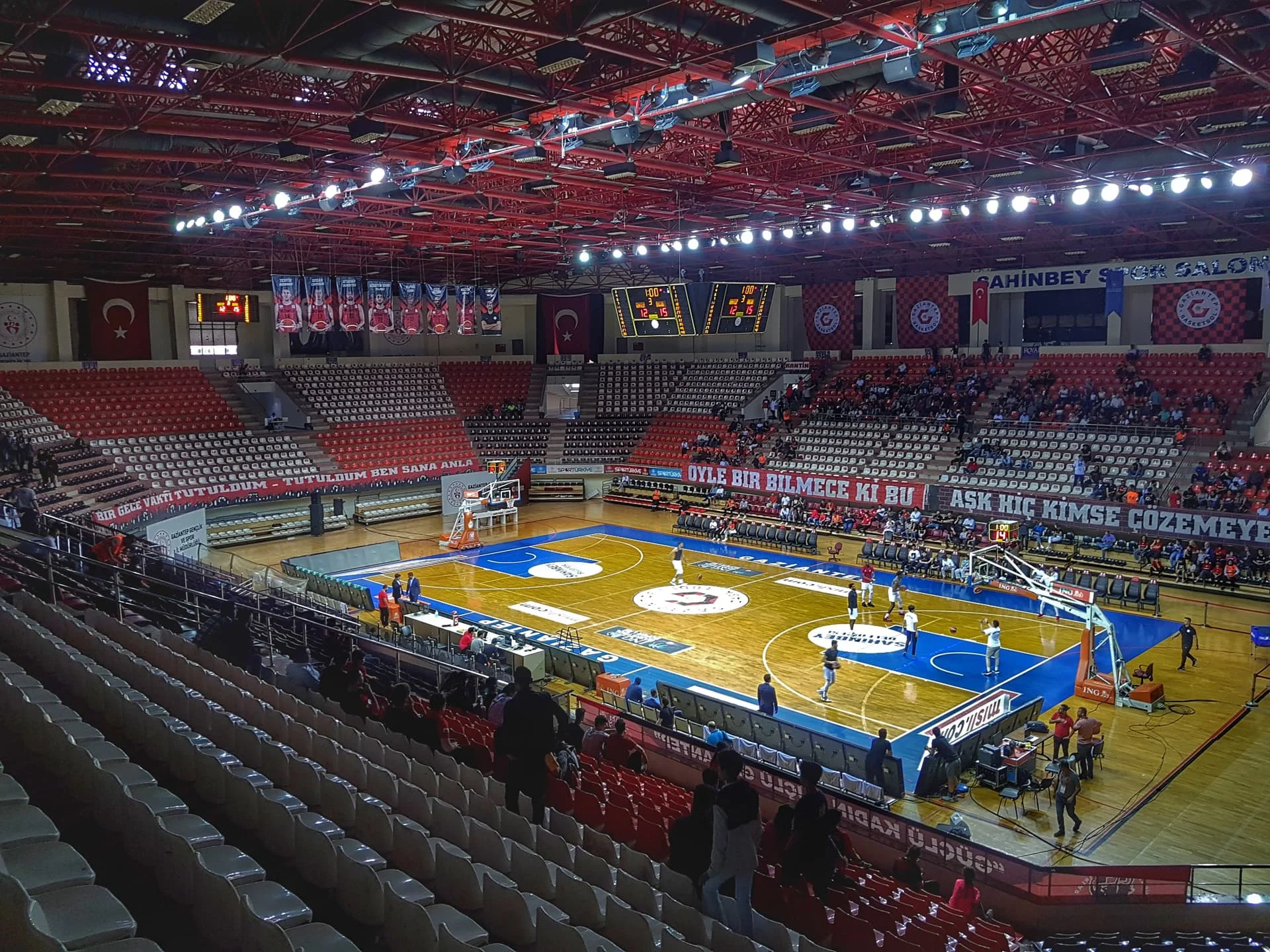 Şahinbey Spor Salonu