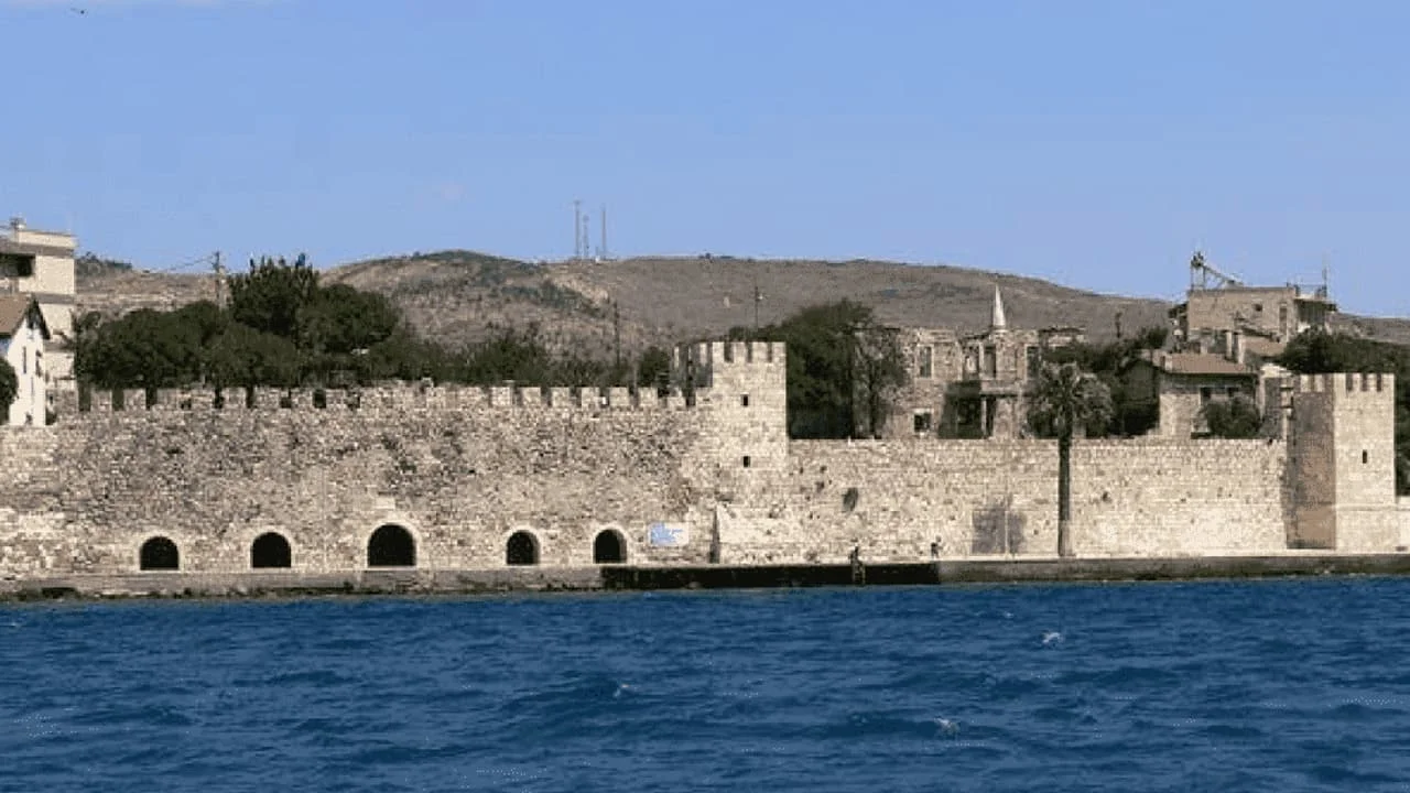 foca-bes-kapilar-kalesi-1