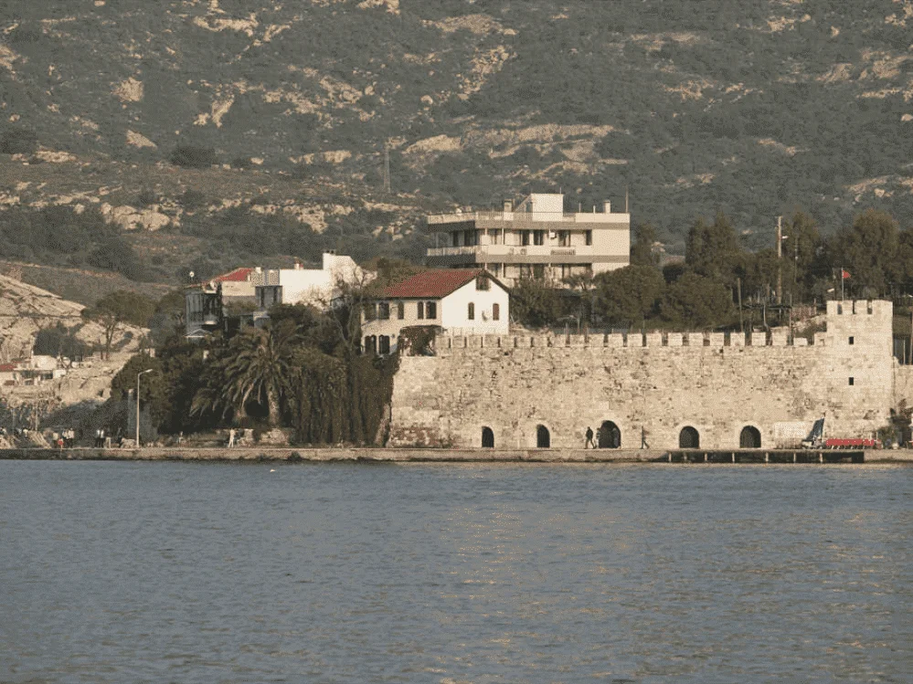 foca-bes-kapilar-kalesi-3