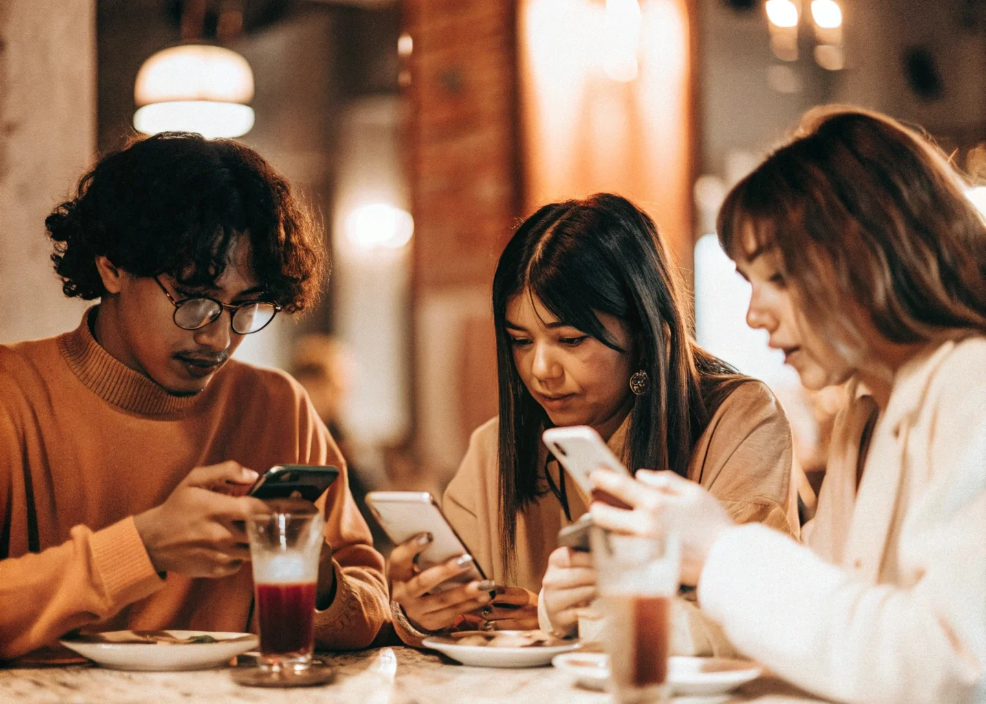 Cep Telefonu Çağında Sohbet Adabı Nasıl Korunur?