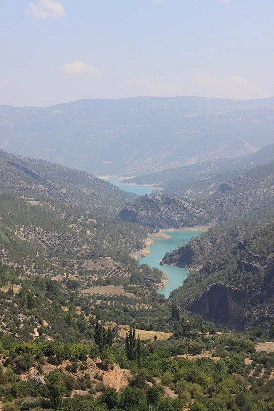 Gezende-Stausee_bei_Evsin,_Blick_nach_Südost