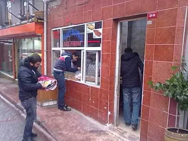 hamamın önündeki sokakta bulunan ama şimdi yıkılan hacı baba lahmacuncusu