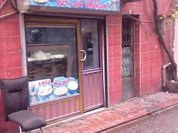 hamamın önündeki sokakta bulunan ama şimdi yıkılan sütçü dükkanı