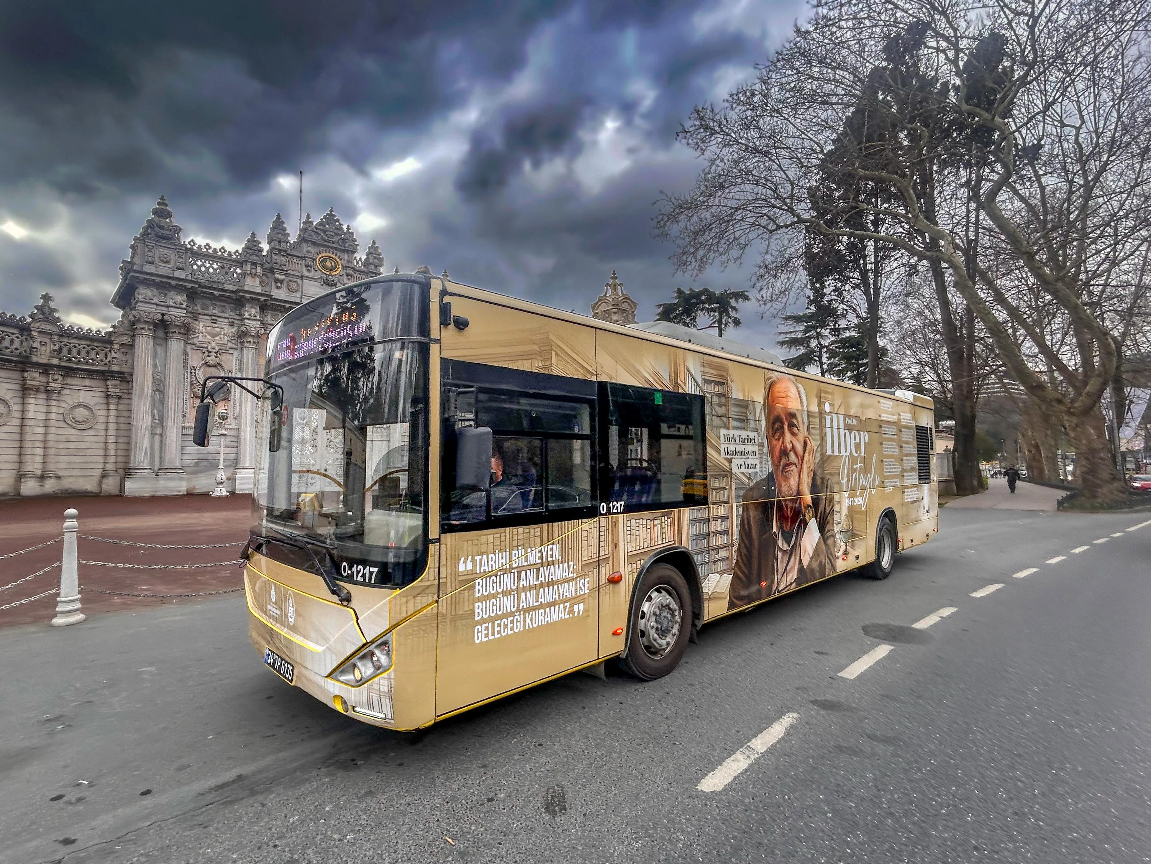 ilber-ortayli-icin-iettden-ozel-saygi-otobusu-11-16850.webp