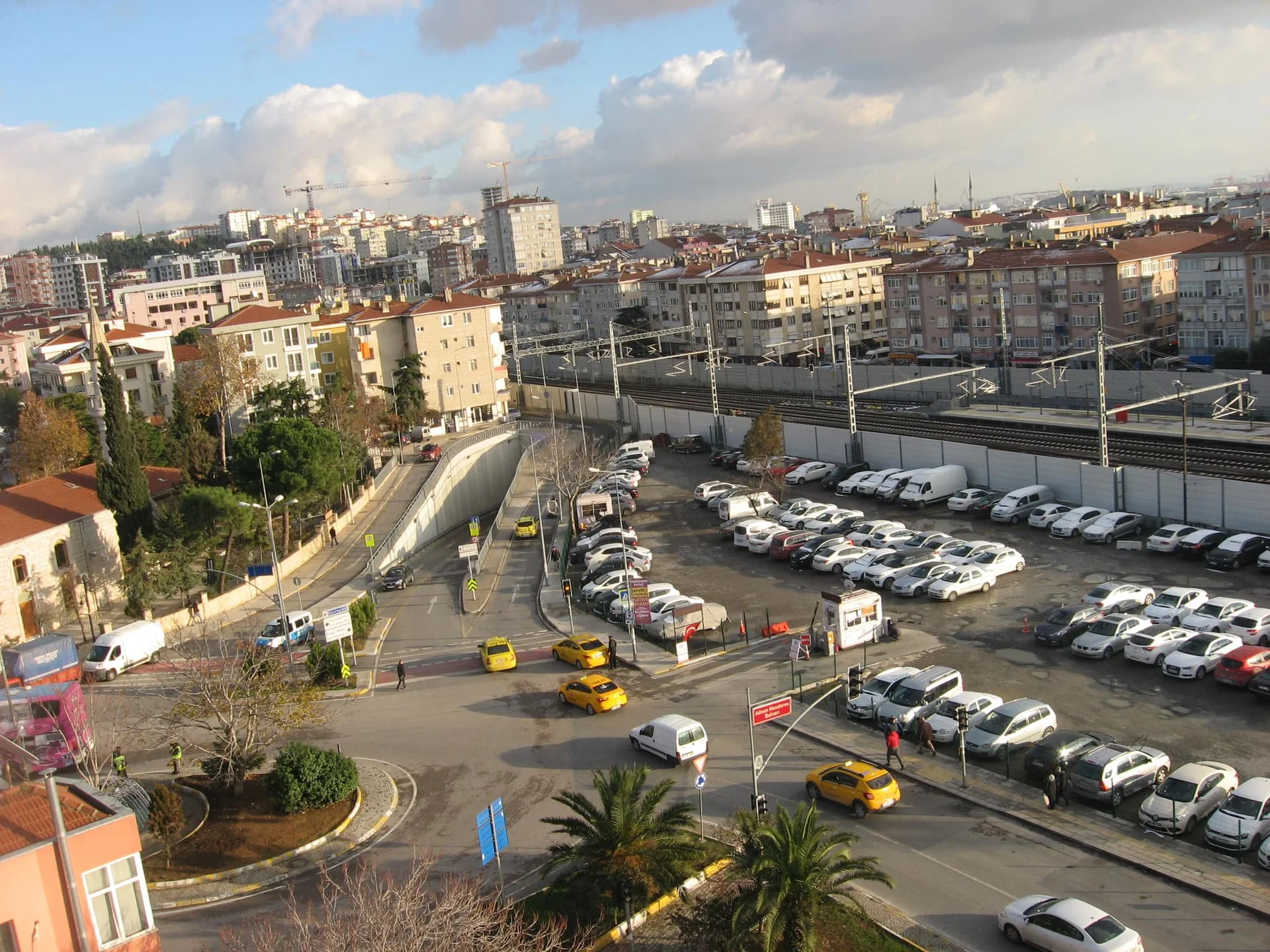 IMG_6119 pendik Lokman Hekim Tren Yolu Altgeçidi ve YHT otoparkı
