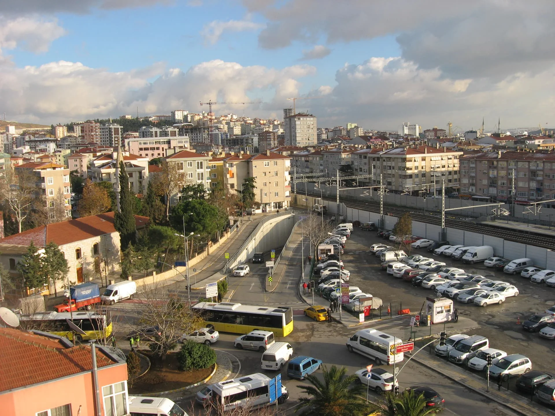 IMG_6121 pendik Lokman Hekim Tren Yolu Altgeçidi ve YHT otoparkı