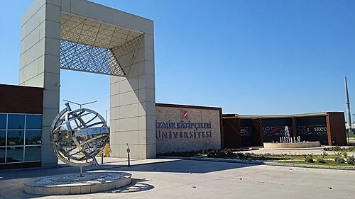 İzmir_Katip_Çelebi_Üniversitesi_Giriş_ve_Çıkış_Kapısı