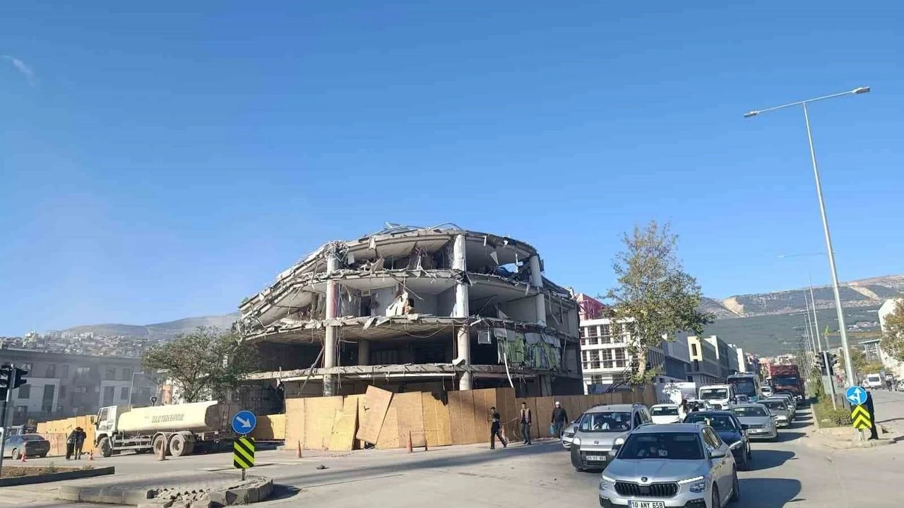 kahramanmarasta-depremde-hasar-alan-is-merkezi-yikildi.webp