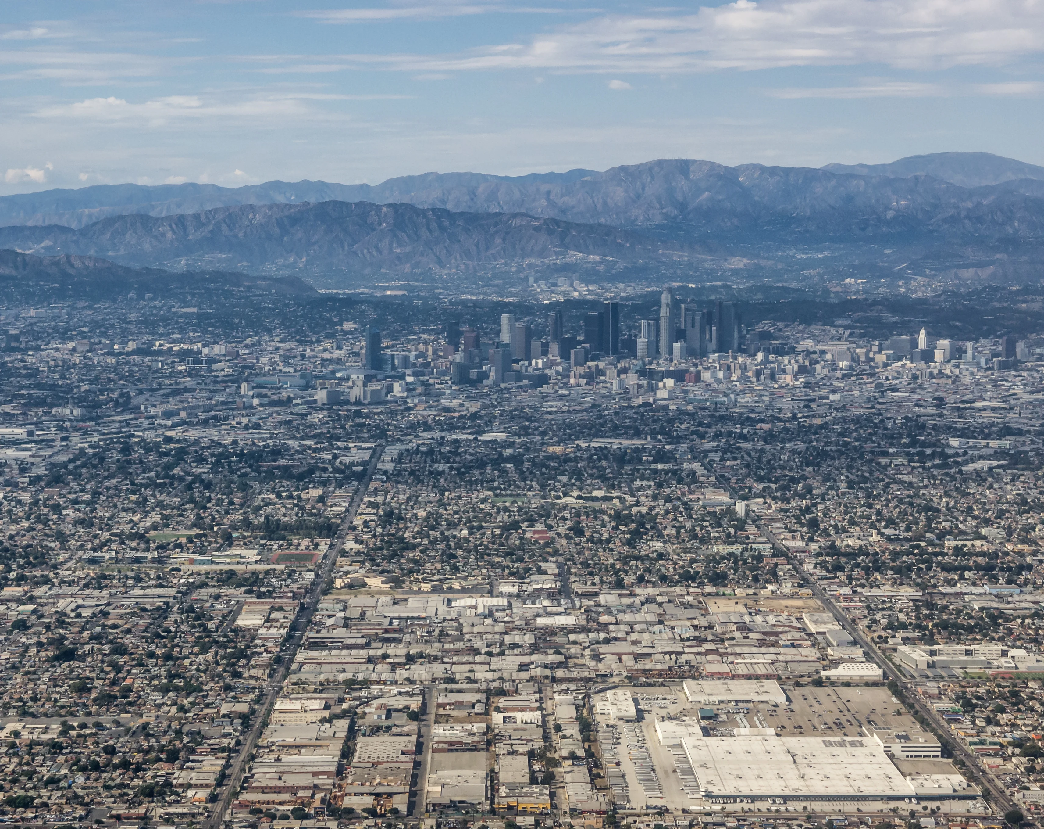 Los_Angeles_Aerial_view_2013.webp