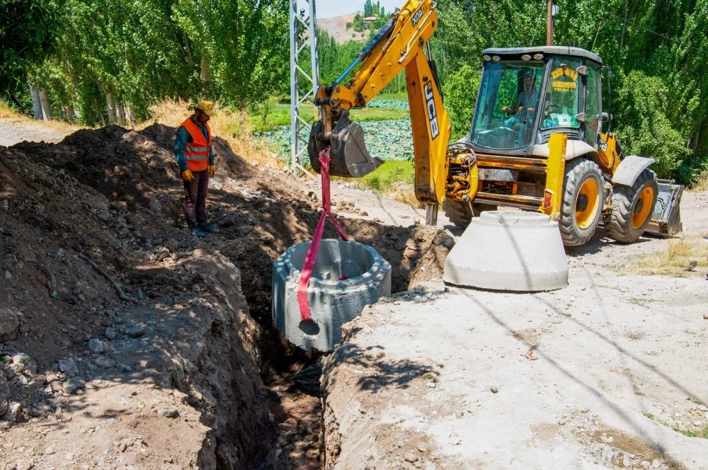 maski-kuluncak-bicir-e-kanalizasyon-hatti-insa-ediyor_1420