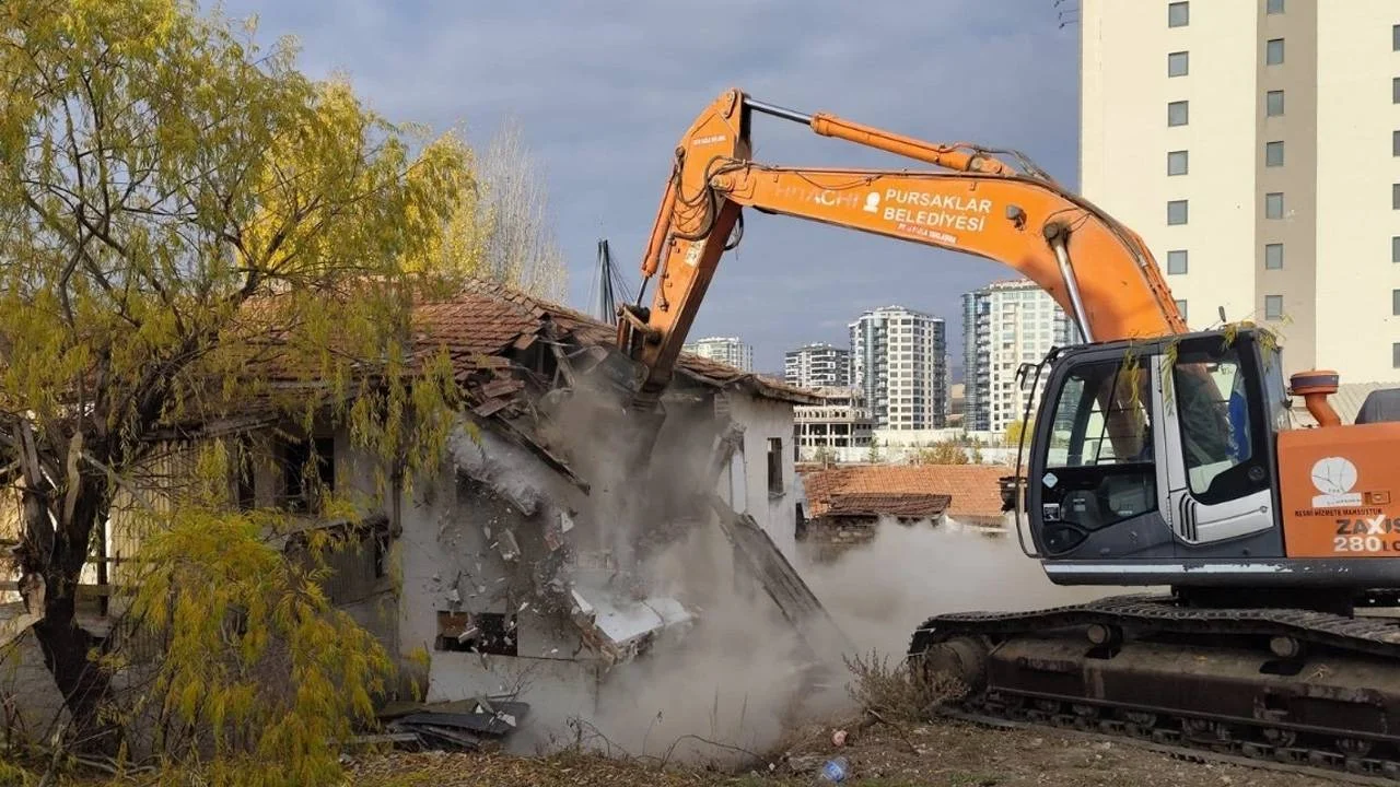 pursaklar-belediyesi-metruk-yapi-greyder-19112024-3-7ycae7kg.webp