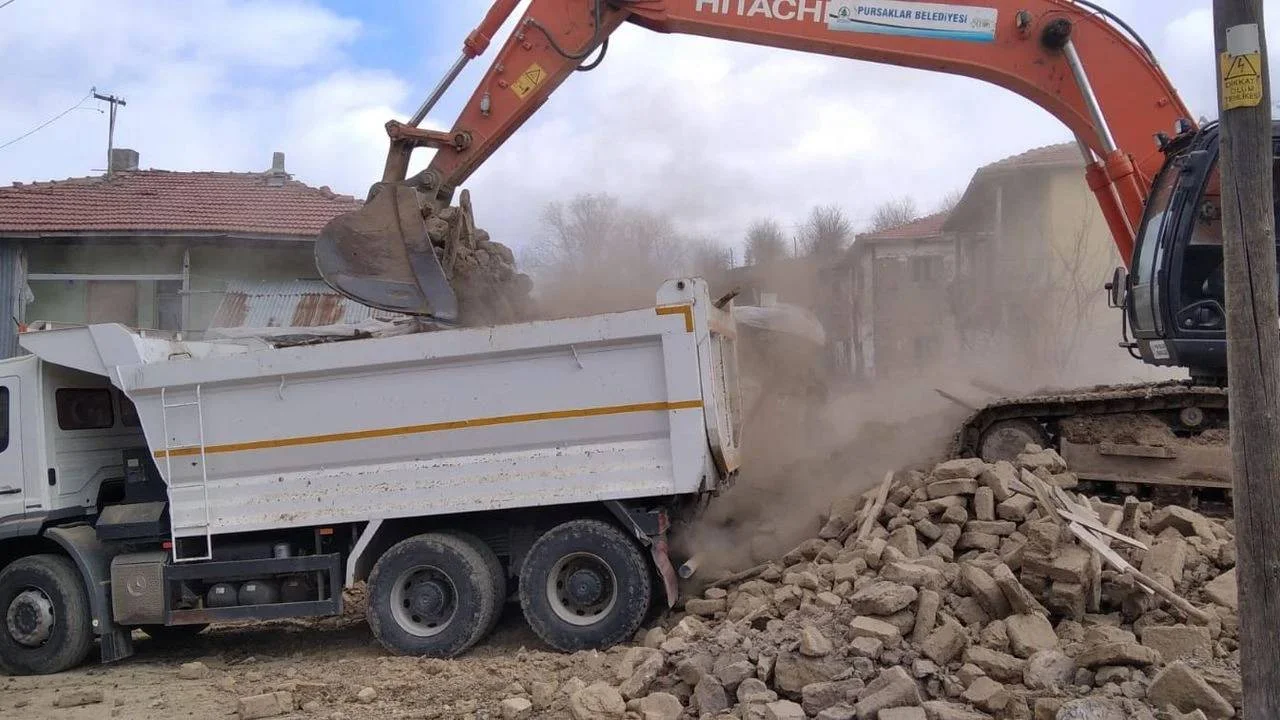 pursaklar-belediyesi-metruk-yapi-greyder-19112024-4-rnh6kuww.webp