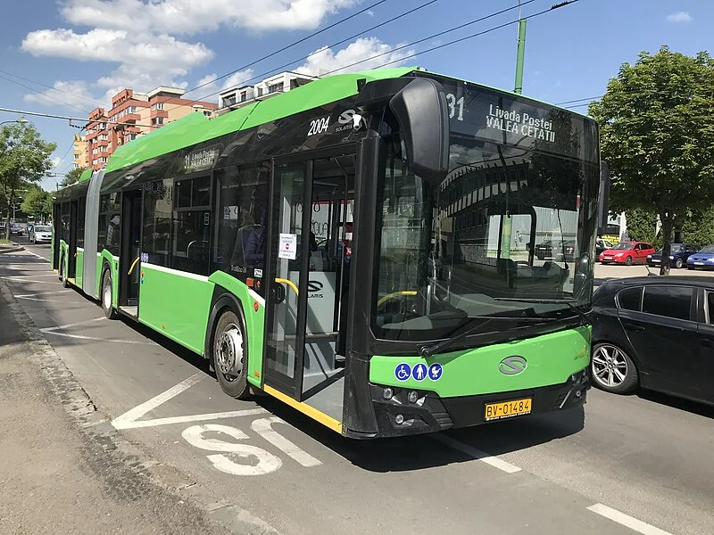 Solaris_Trollino_18,_RAT_Braşov,_-2004,_4_June_2020,_15-39,_Piaţa_Decebal,_Braşov,_Romania.webp