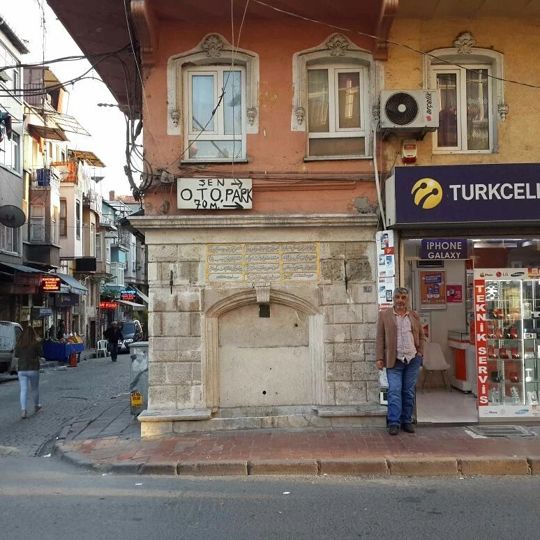 Süleyman han çeşmesi Tavaşi Çeşme Sokak üzerinde Türkeli Caddesi ile Çifte Gelinler Caddesi ortasında bulunmaktadır.