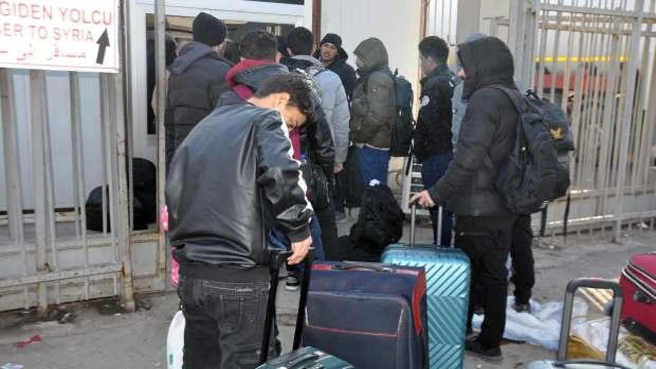 suriyeliler_halepe_donuyor_1733229230_8142.webp