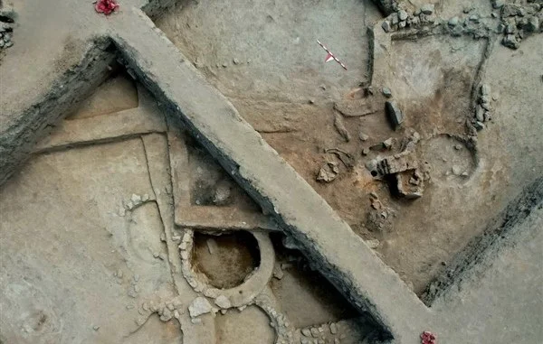 Tavsanli-Hoyuk-Kazilarinda-3750-Yillik-Bir-Silindir-Muhur-Bulundu