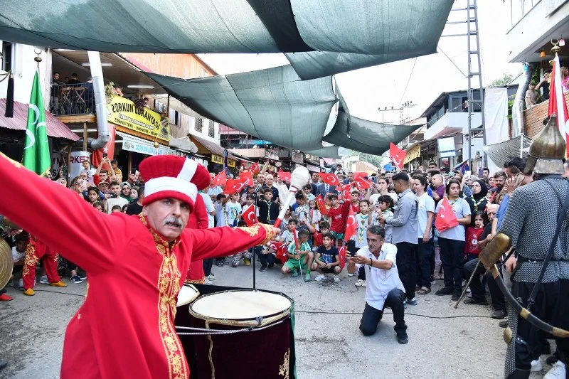 ZORKUN-YAYLASI-ÇOCUK-ŞENLİĞİ-KORTEJ-YÜRÜYÜŞÜYLE-BAŞLADI-2_1200x800_800x533