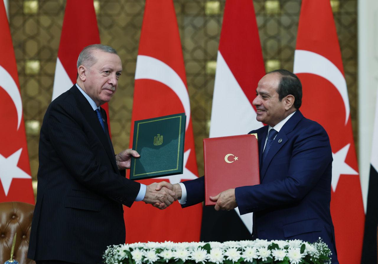 Cumhurbaşkanı Recep Tayyip Erdoğan, resmi ziyaret için geldiği Mısır'ın başkenti Kahire'de, Mısır Cumhurbaşkanı Abdulfettah es-Sisi ile baş başa ve heyetler arası görüşmenin ardından anlaşmaların imza törenine katıldı.